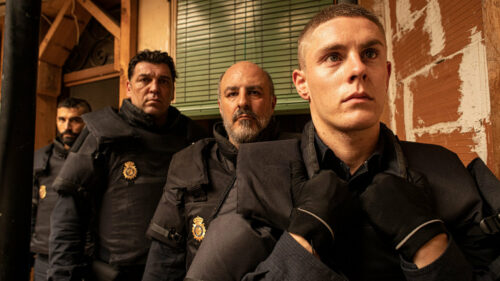 Les 4 policiers (Álex García, Hovik Keuchkerian, Patrick Criado, Roberto Álamo) dans Antidisturbios