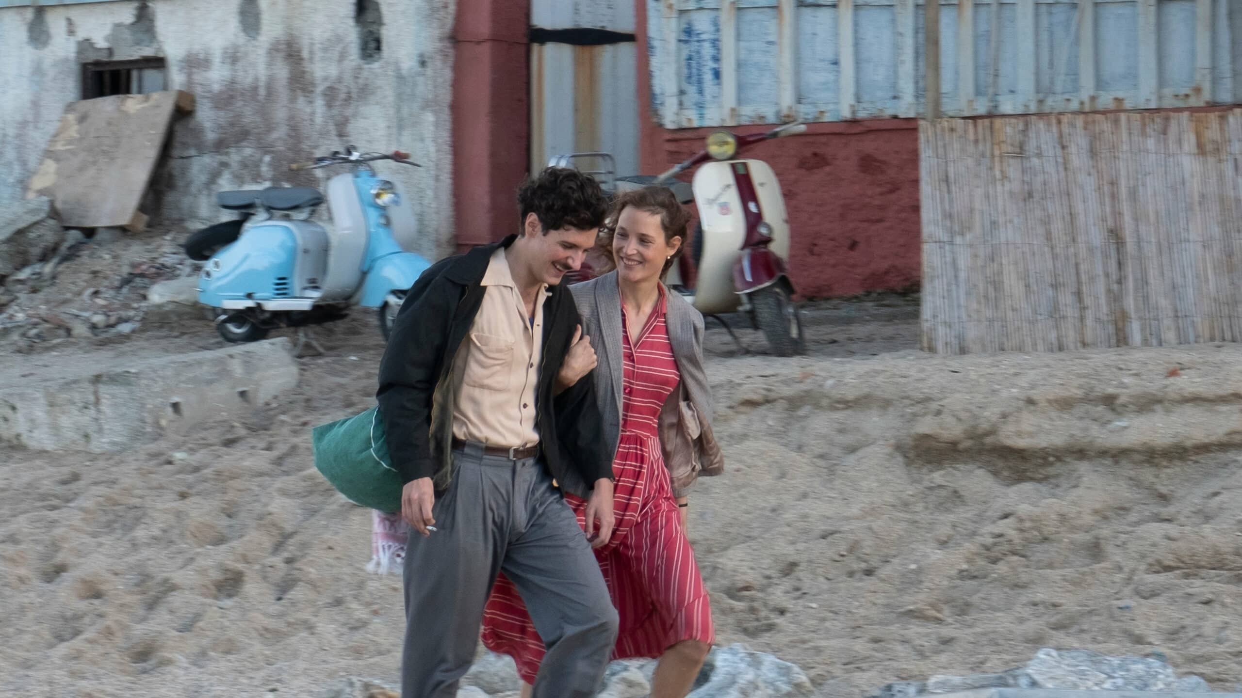 Hélène (Vicky Krieps) et Fernand (Vincent Lacoste) marchent dans la rue dans De nos frères blessés