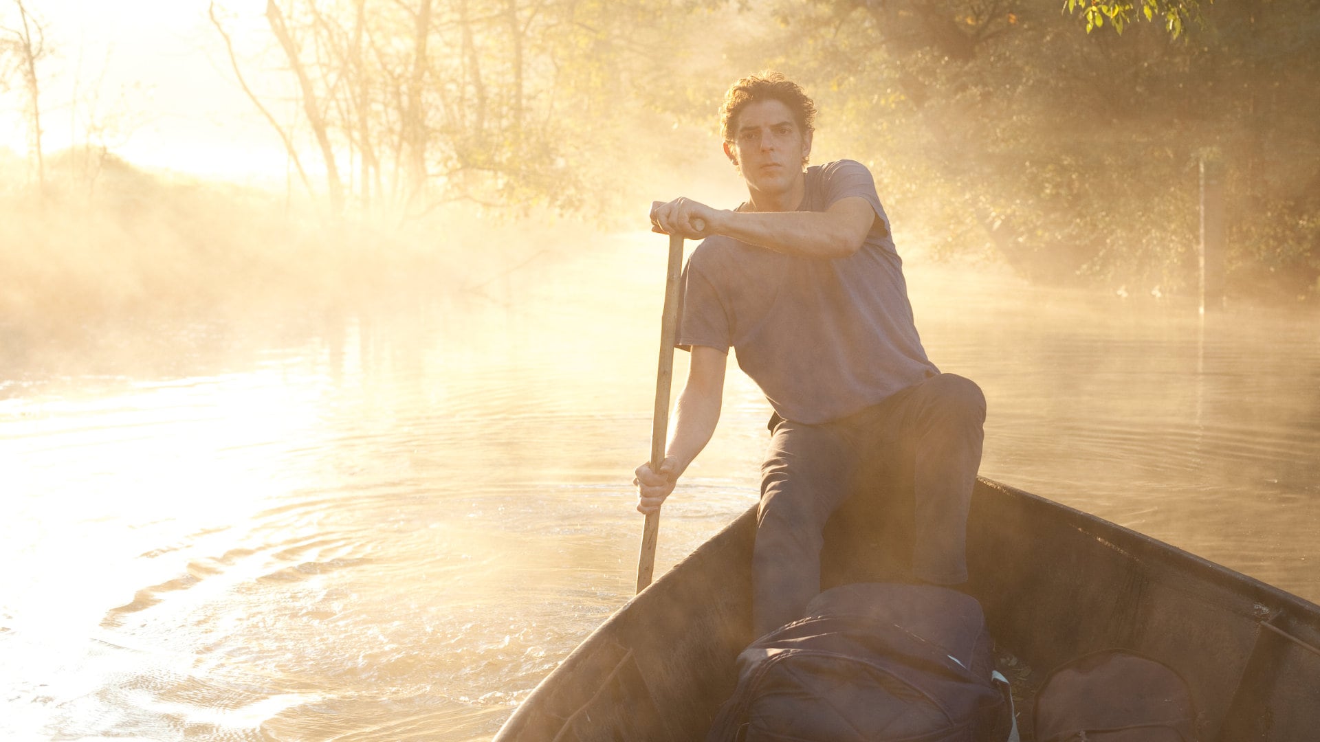 Léo (Damien Bonnard) navigue sur la rivière dans Rester Vertical