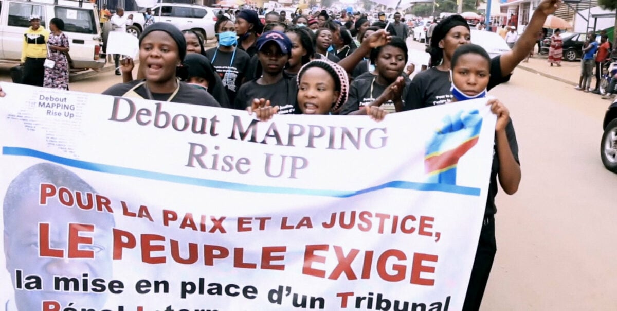 Des femmes congolaises manifestent autour du rapport mapping dans L'Empire du silence