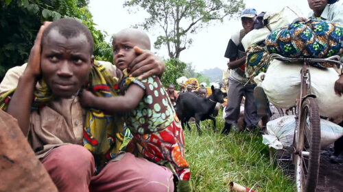 Des réfugiés congolais se protègent des bombes dans L'Empire du silence