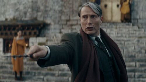 Gellert Grindelwald (Mads Mikkelsen) dans la scène finale de Les Animaux Fantastiques : Les secrets de Dumbledore