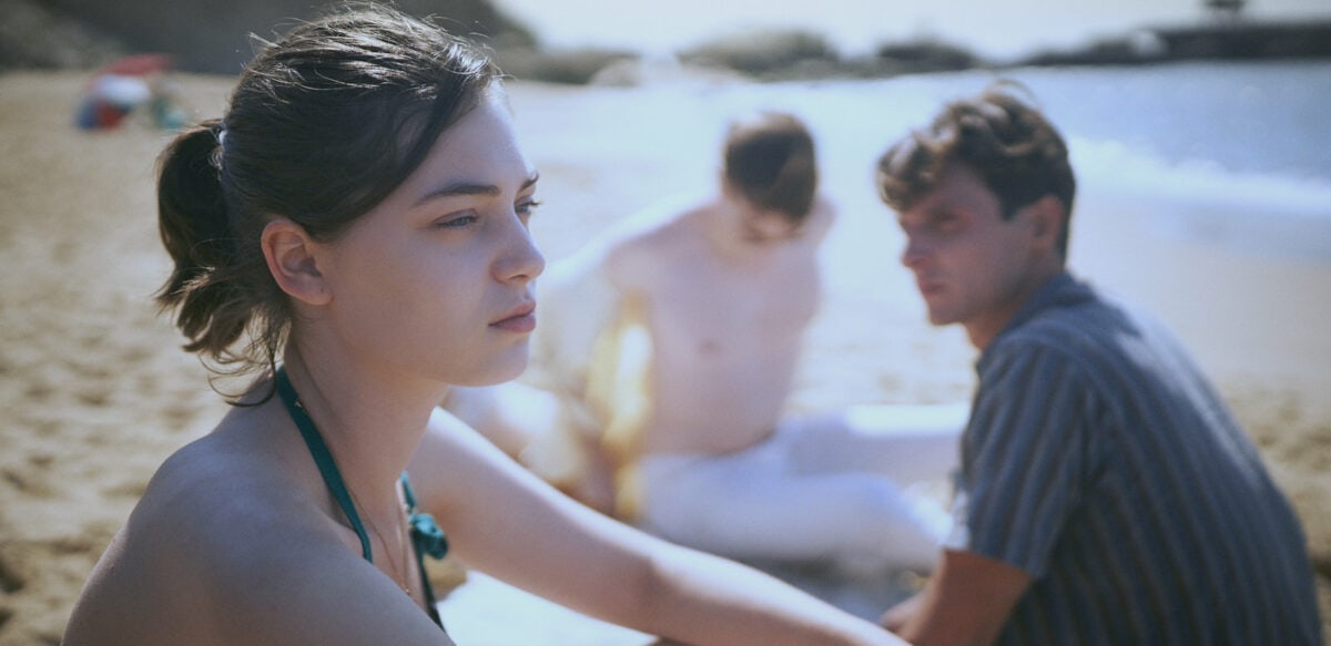 Anne (Anamaria Vartolomei) à la plage dans L’Événement