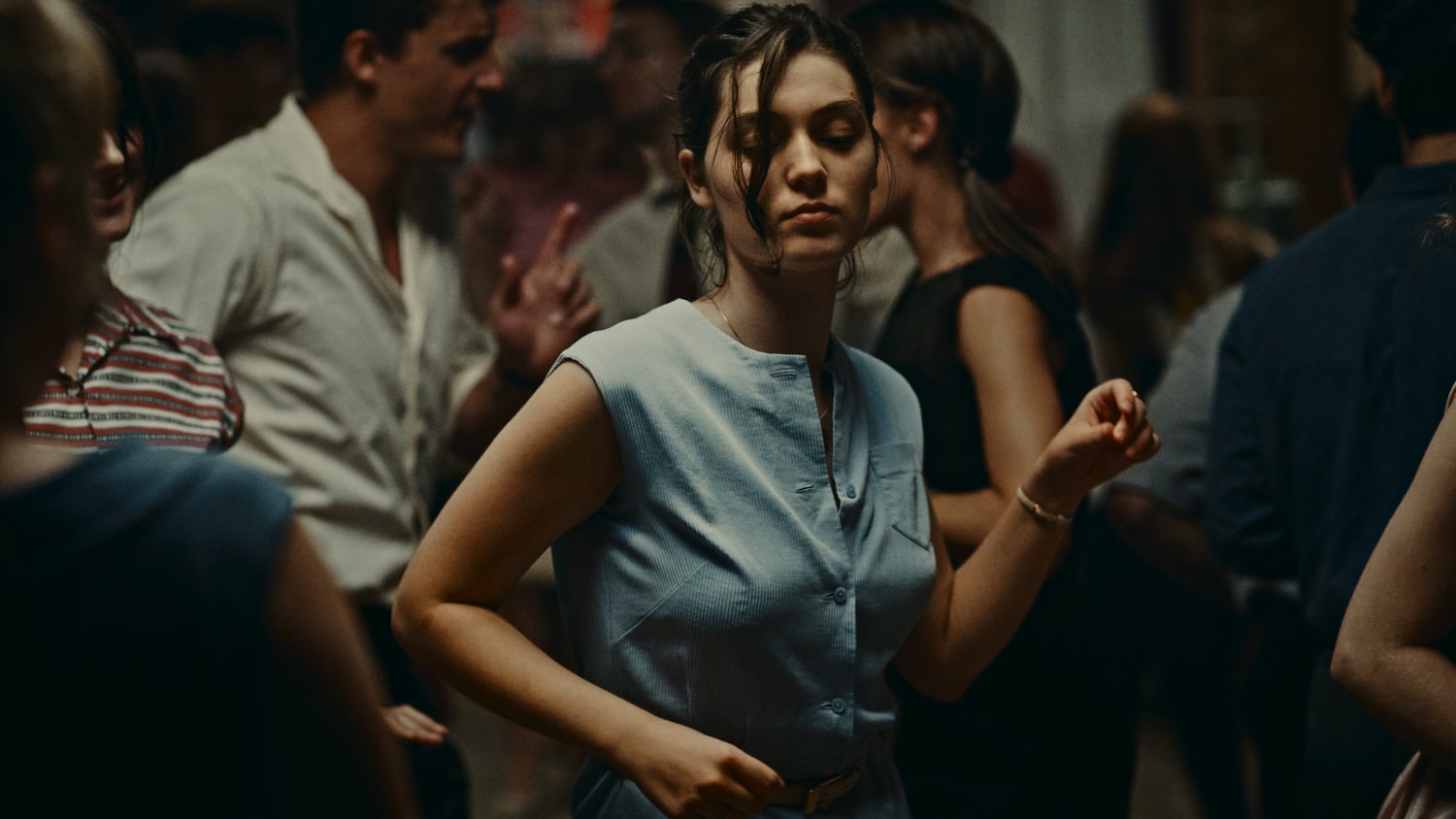 Anne (Anamaria Vartolomei) danse dans un bar dans L'évènement