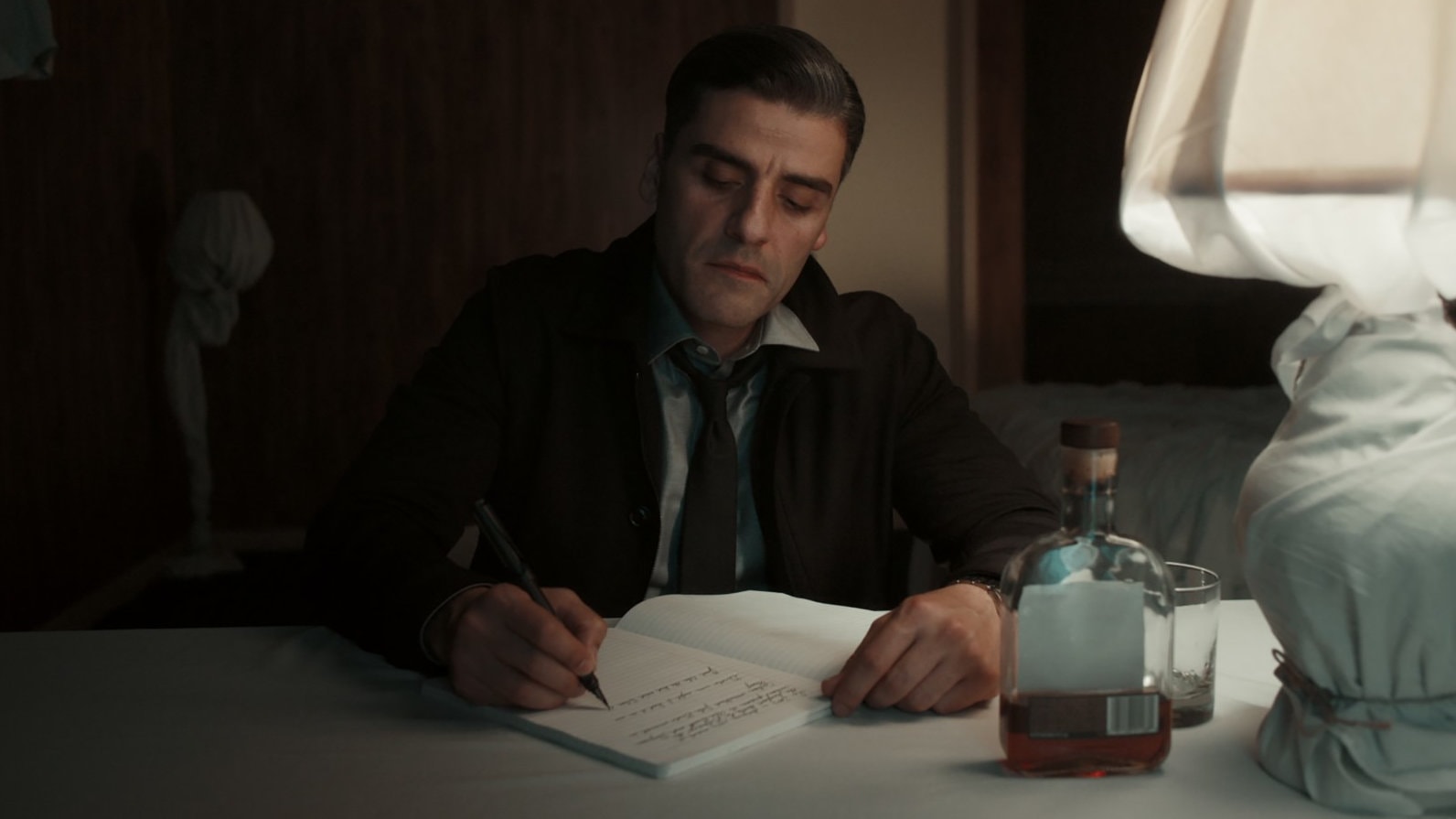 Oscar Isaac en train d'écrire dans The Card Counter (Critique)