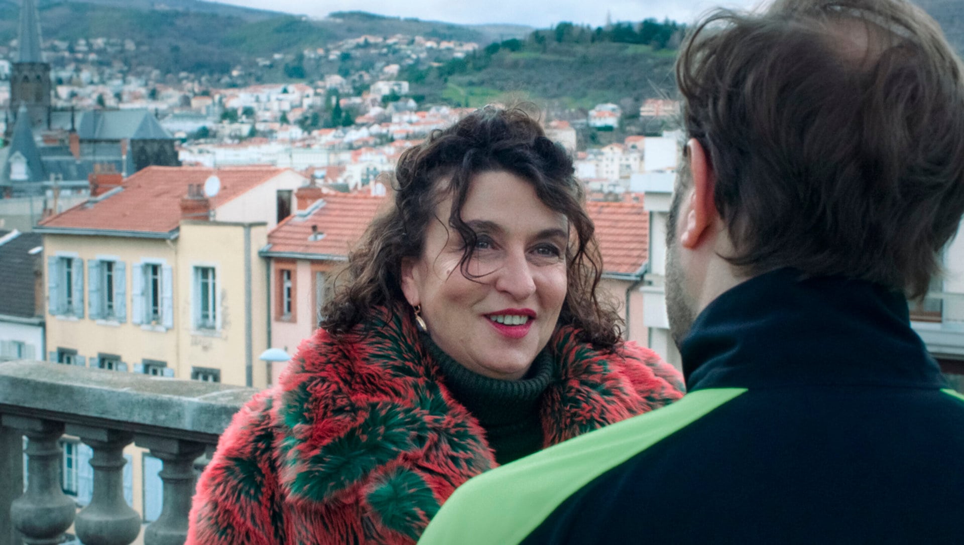 Médéric (Jean-Charles Clichet) aborde Isadora (Noémie Lvovsky) dans la scène d'ouverture de Viens je t'emmène