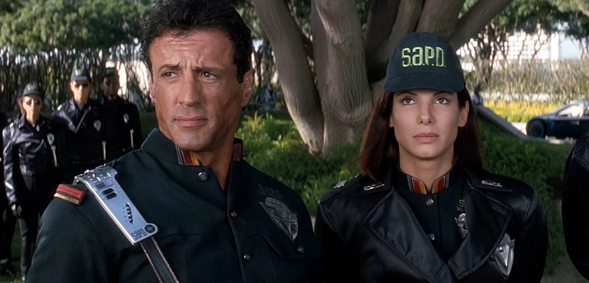 John Spartan (Stallone) en compagnie de sa partenaire Lenina Huxley (Bullock) dans "Demolition Man"