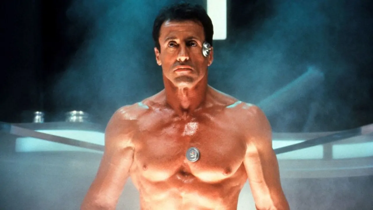 Sylvester Stallone sort du bain cryogénique dans "Demolition Man"