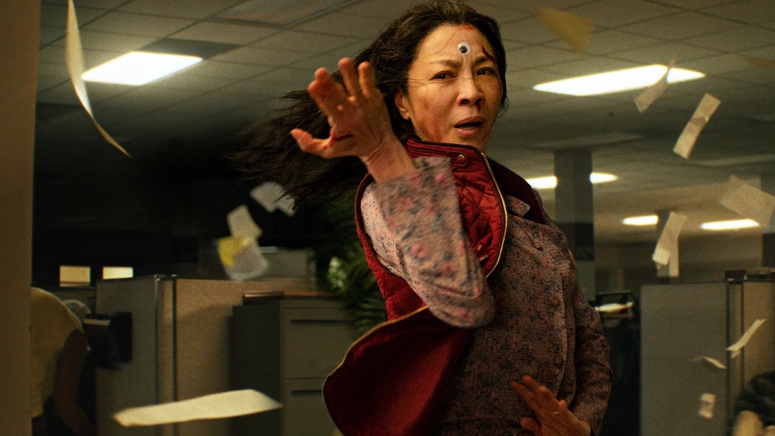 Michelle Yeoh utilisant ses pouvoirs dans Everything Everywhere All At Once