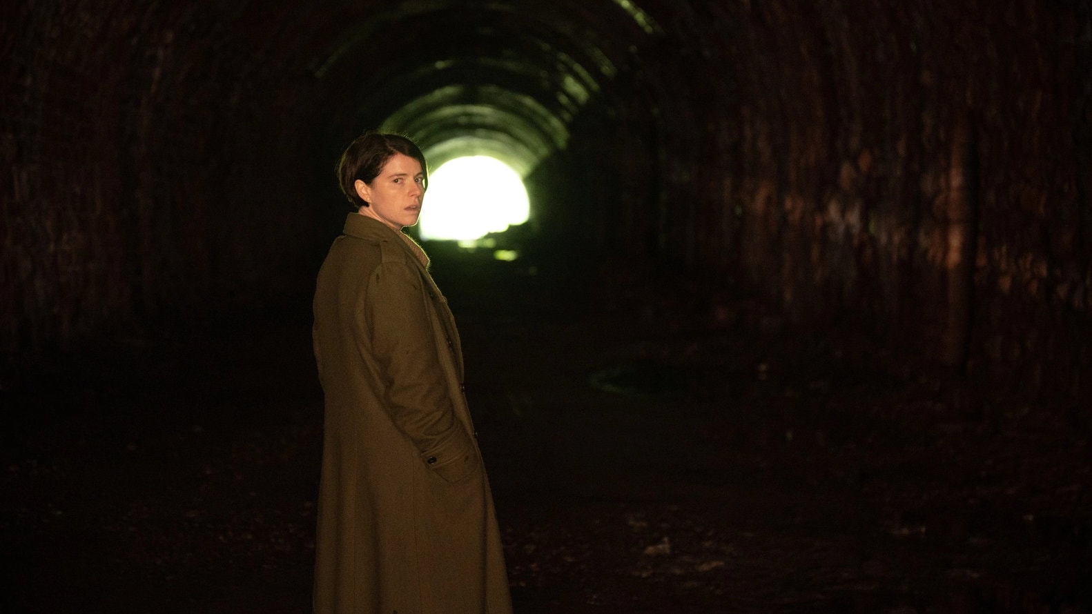 Harper (Jessie Buckley) dans le tunnel dans la forêt dans Men