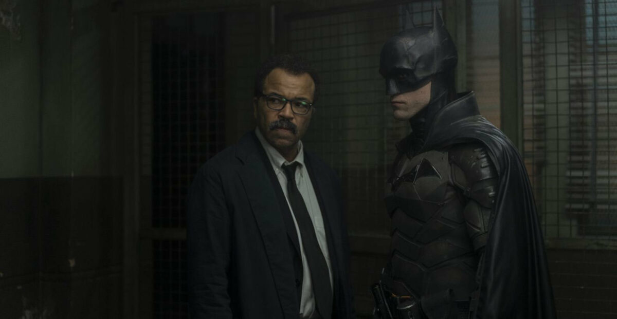 Batman (Robert Pattinson) aux côtés de Gordon (Jeffrey Wright) dans The Batman 