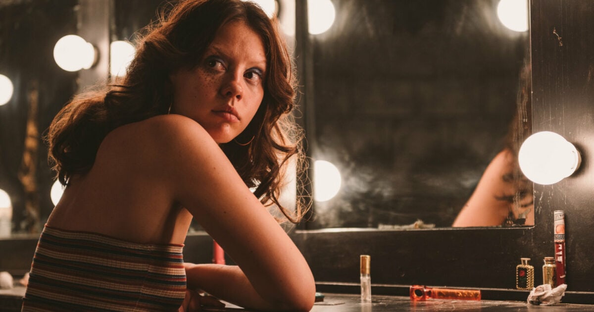 Maxine (Mia Goth) face à son miroir au début de X