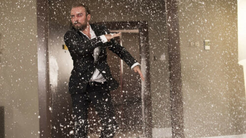 Richard Dormer en pleine action sous la pluie dans 11 minutes