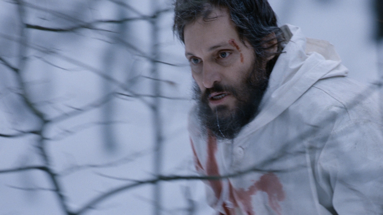 Vincent Gallo luttant pour sa survie dans la forêt dans Essential Killing