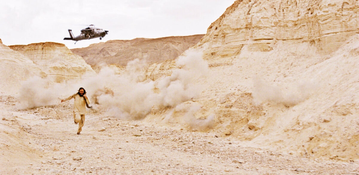 Vincent Gallo poursuivi par un hélicoptère dans le désert dans Essential Killing