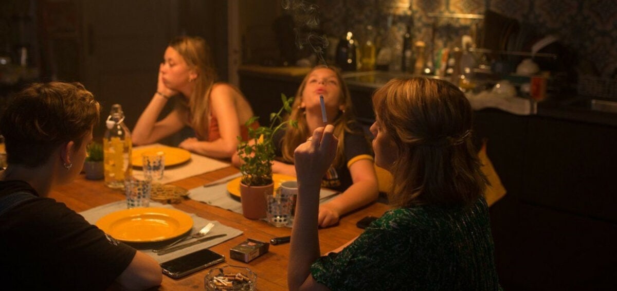 Alice et ses quatre filles à table en train de manger des pancakes dans La Ruche