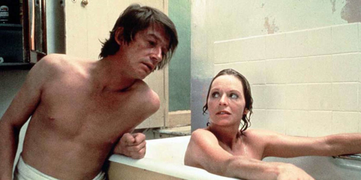 Julian Hough et John Hurt dans la salle de bain dans Le Cri du sorcier