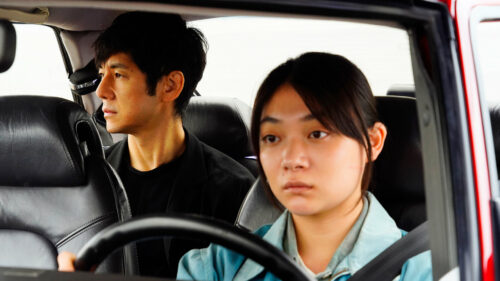 Yūsuke (Hidetoshi Nishijima) conduit par Misaki (Tōko Miura) dans Drive My Car