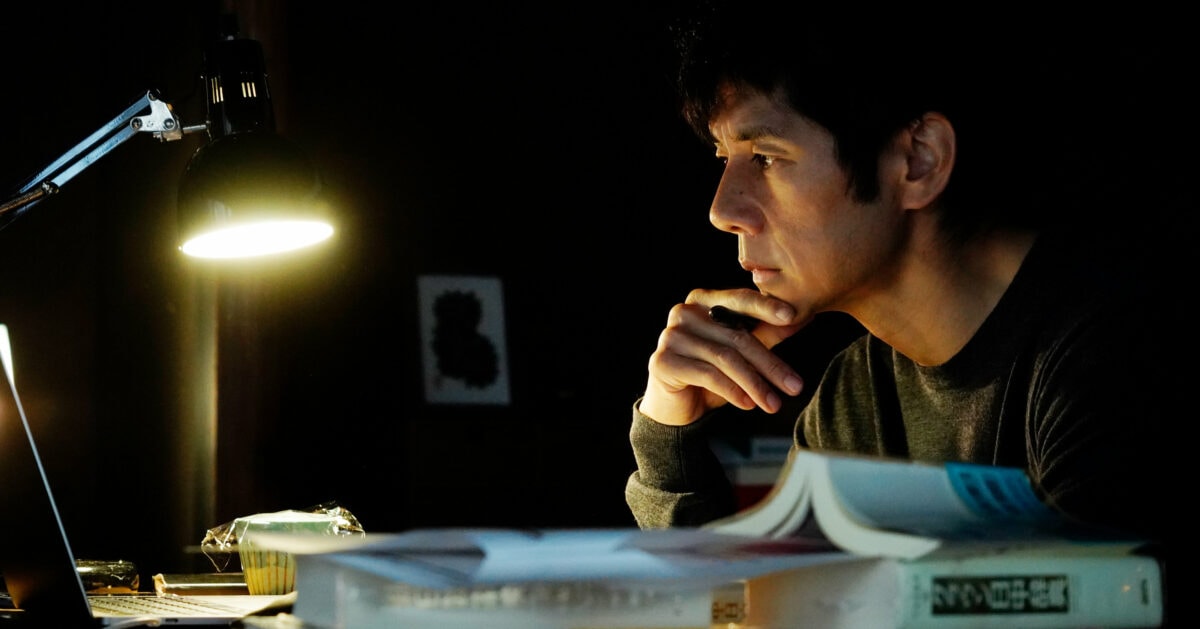 Yūsuke (Hidetoshi Nishijima) en pleine répétition de la pièce de théâtre Oncle Vania dans Drive My Car