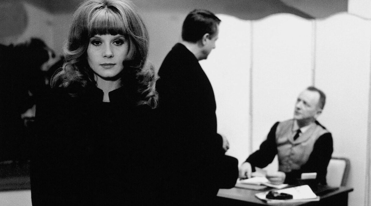 Nicole (Françoise Dorléac) regarde la caméra dans La Peau douce