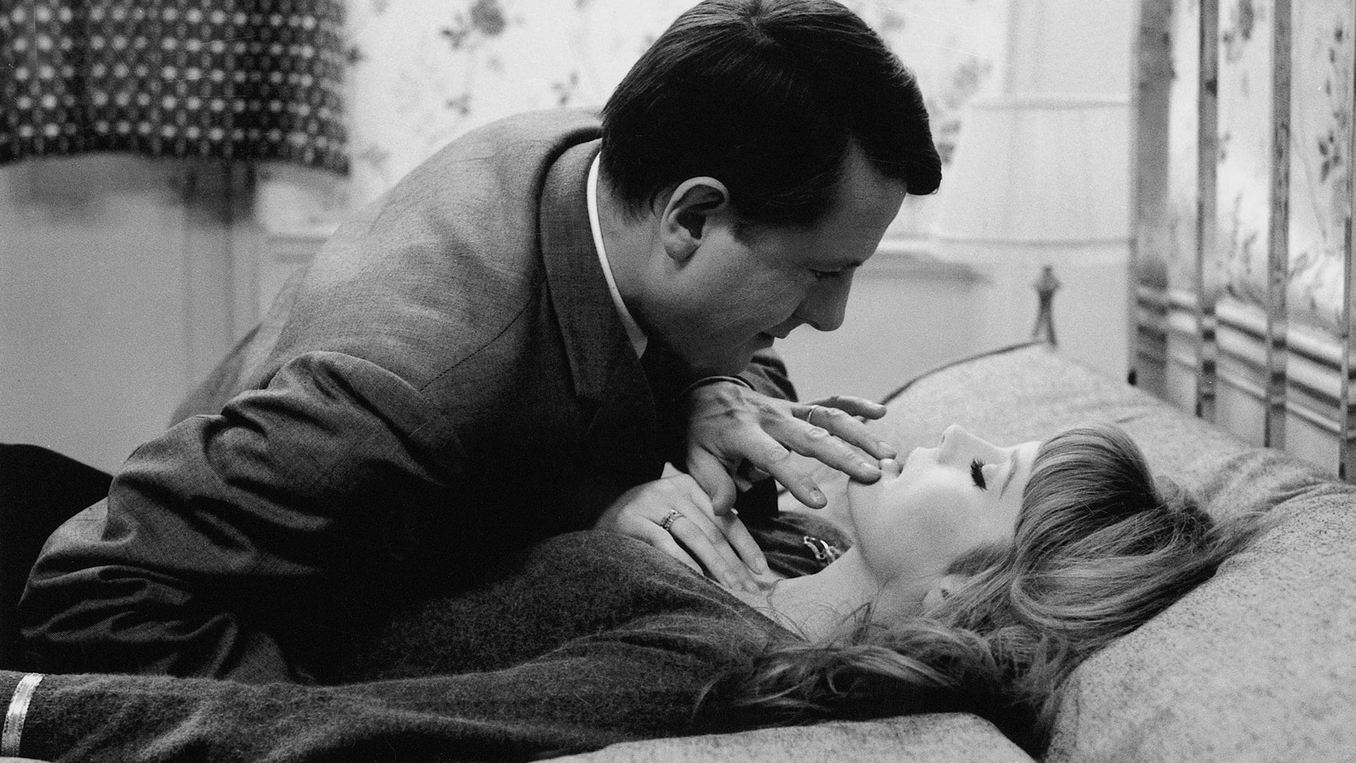 Pierre (Jean Desailly) embrasse Nicole (Françoise Dorléac) dans son lit dans La Peau douce