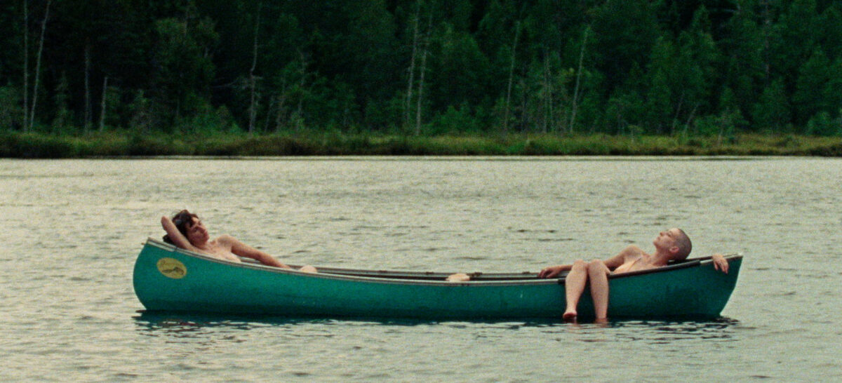Léonie et Eugénie dans un canoë sur un lac dans Un été comme ça