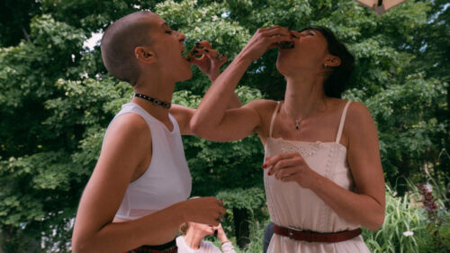 Léonie et Eugénie mangent des huitres dans Un été comme ça