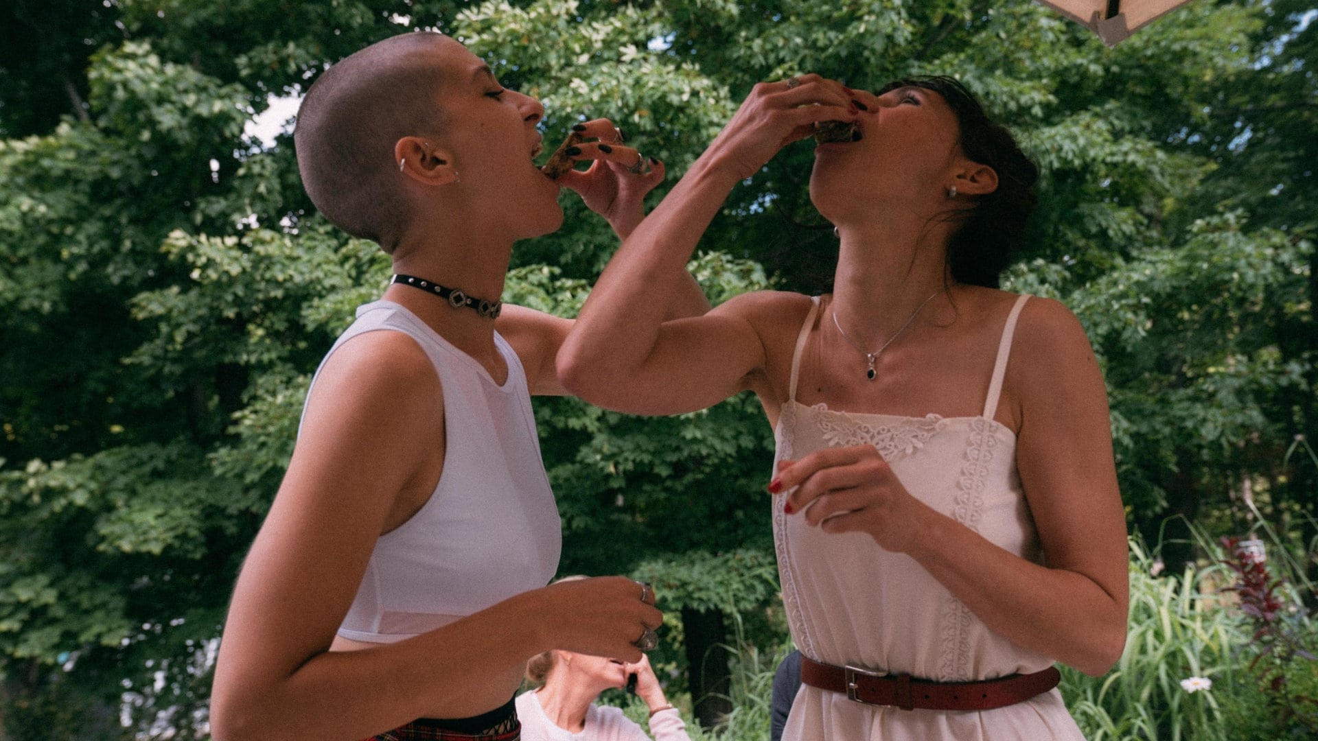 Léonie et Eugénie mangent des huitres dans Un été comme ça