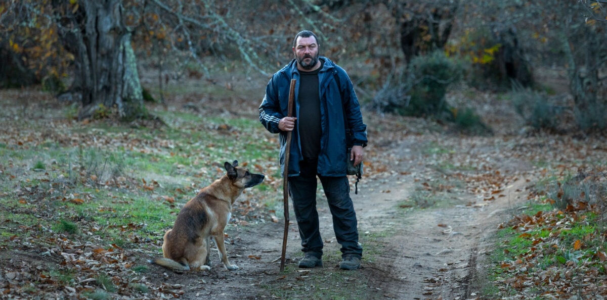 Antoine (Denis Ménochet) et son chien dans les bois dans As Bestas