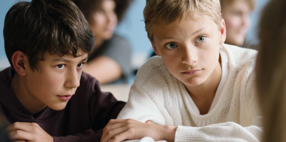 Léo (Eden Dambrine) et Rémi (Gustav De Waele) à l'école dans Close