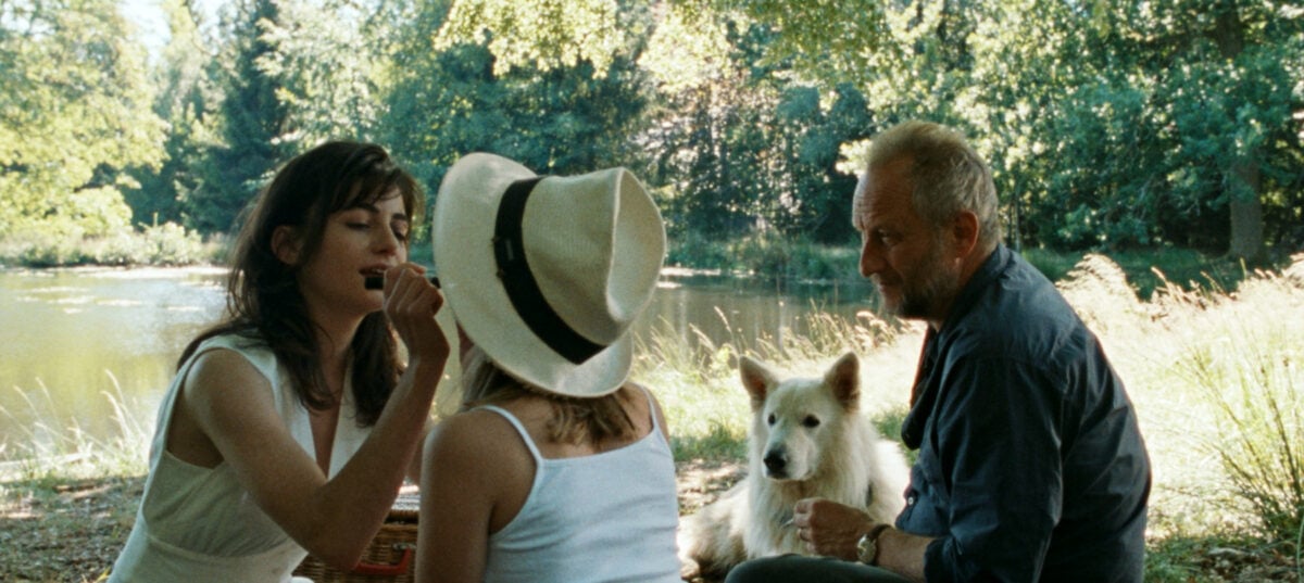 Marcel (Benoît Poelvoorde), Gloria et sa fille en pique-nique près de l'eau dans Inexorable