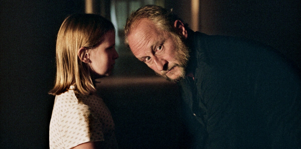 Marcel (Benoît Poelvoorde) et sa fille (Anaël Snoek) dans Inexorable