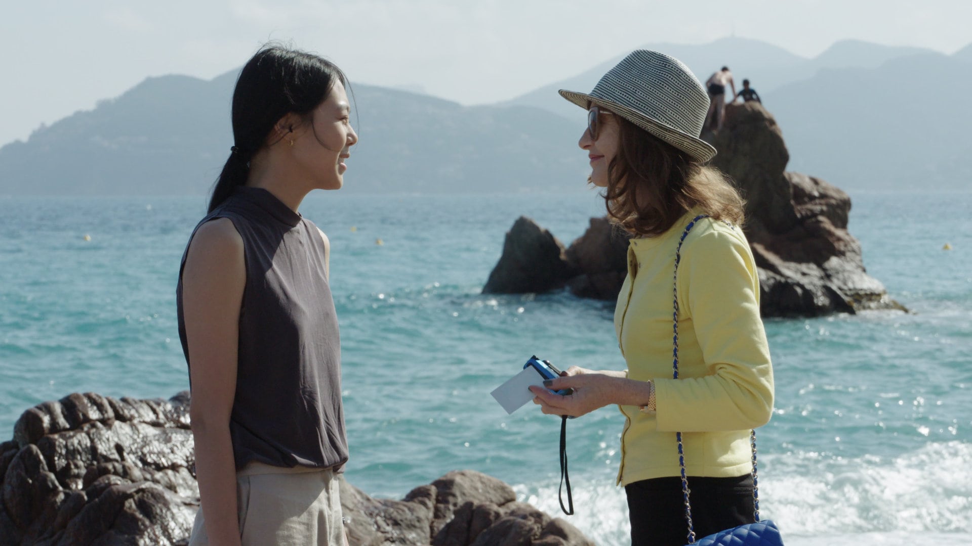 Kim Min-hee et Isabelle Huppert discutent sur la plage dans La Caméra de Claire