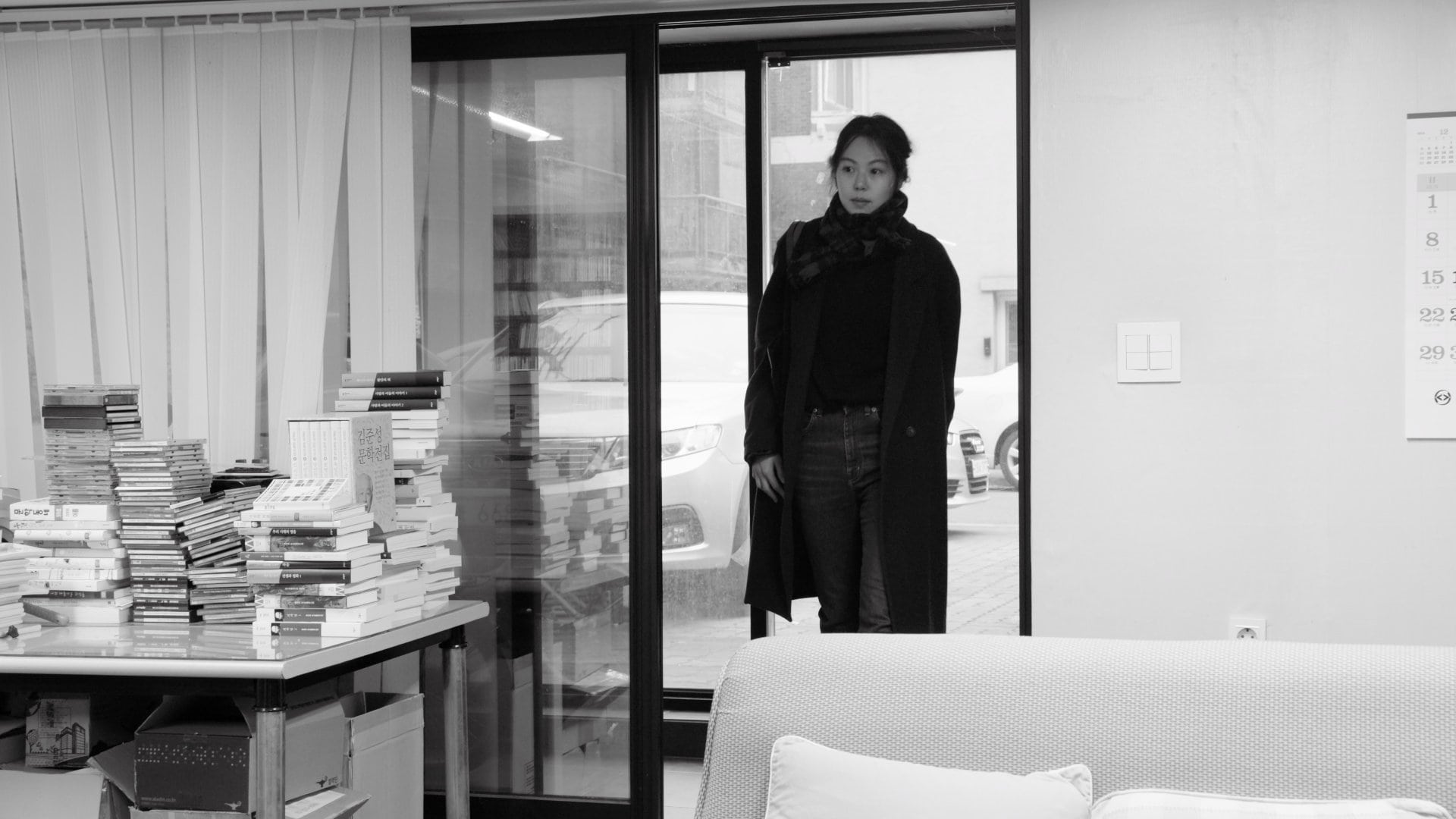 Areum (Kim Min-hee) dans la maison d'édition où elle travaille dans Le jour d'après