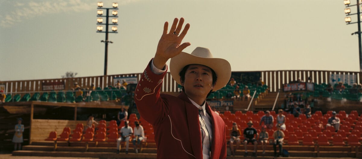 Ricky (Steven Yeun), en plein rodéo, regarde l'extraterrestre dans Nope