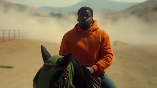Otis James (Daniel Kaluuya) à cheval dans le désert face aux extraterrestres dans Nope