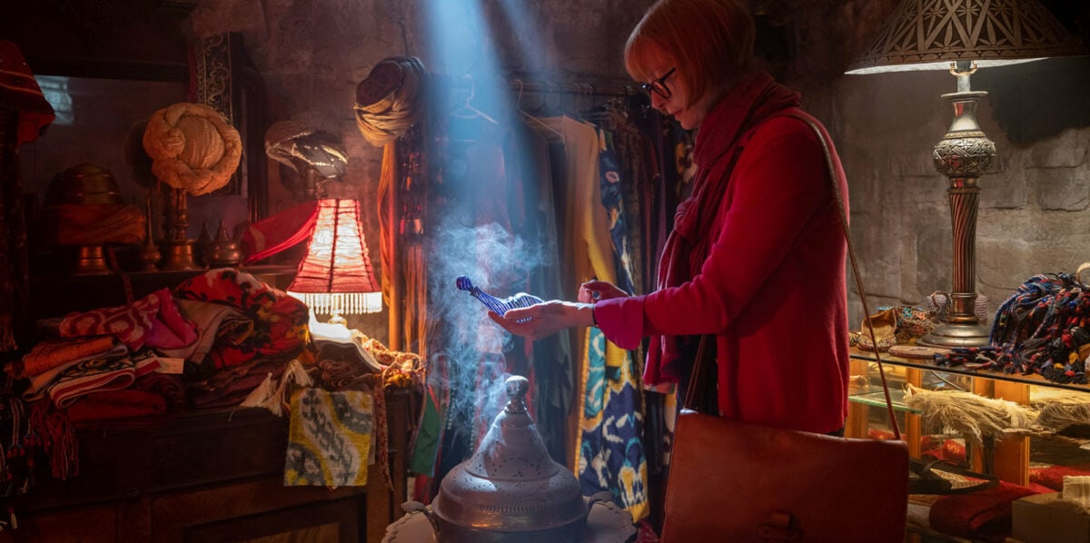 Alithea Binnie (Tilda Swinton) découvre la lampe avec le génie dans Trois mille ans à t'attendre  