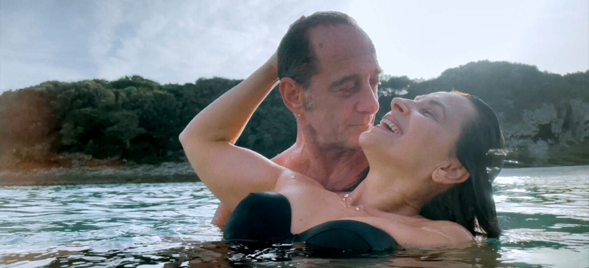 Vincent Lindon et Juliette Binoche dans la mer dans Avec amour et acharnement