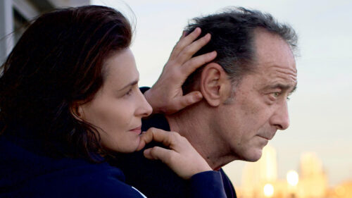 Vincent Lindon et Juliette Binoche s'enlacent dans Avec amour et acharnement