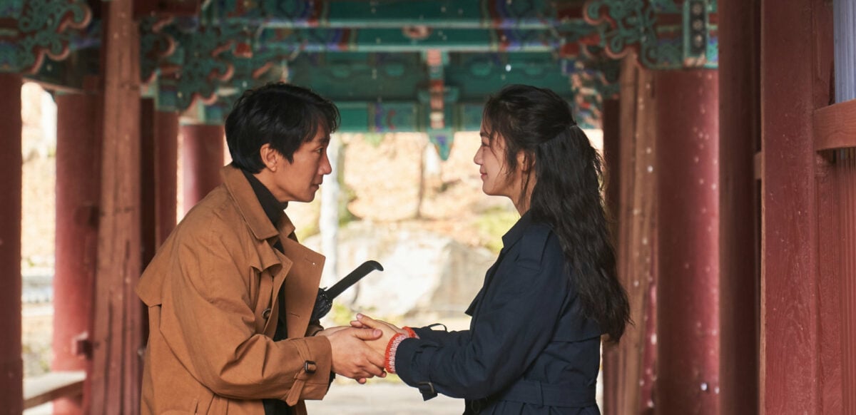 Tang Wei et Go Kyung-Pyo dans la rue dans Decision to Leave