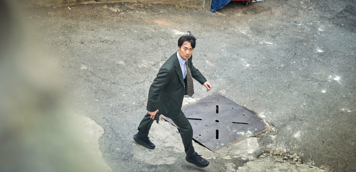 Tang Wei et Go Kyung-Pyo dans la rue en filature dans Decision to Leave