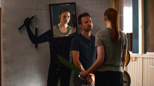 Sarah (Karen Gillan) apprend à se battre pour le "Dual" avec son coach (Aaron Paul)