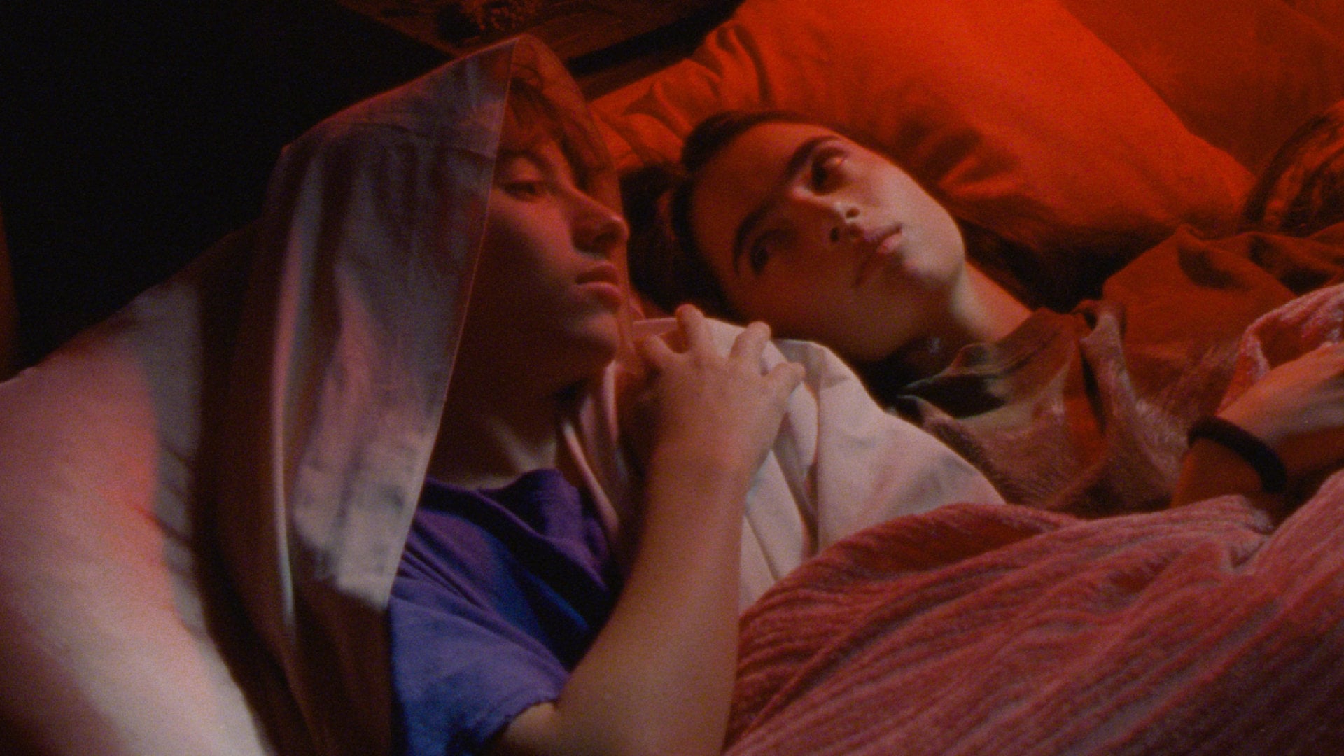 Joseph Engel et Sara Montpetit couché dans le lit dans Falcon Lake