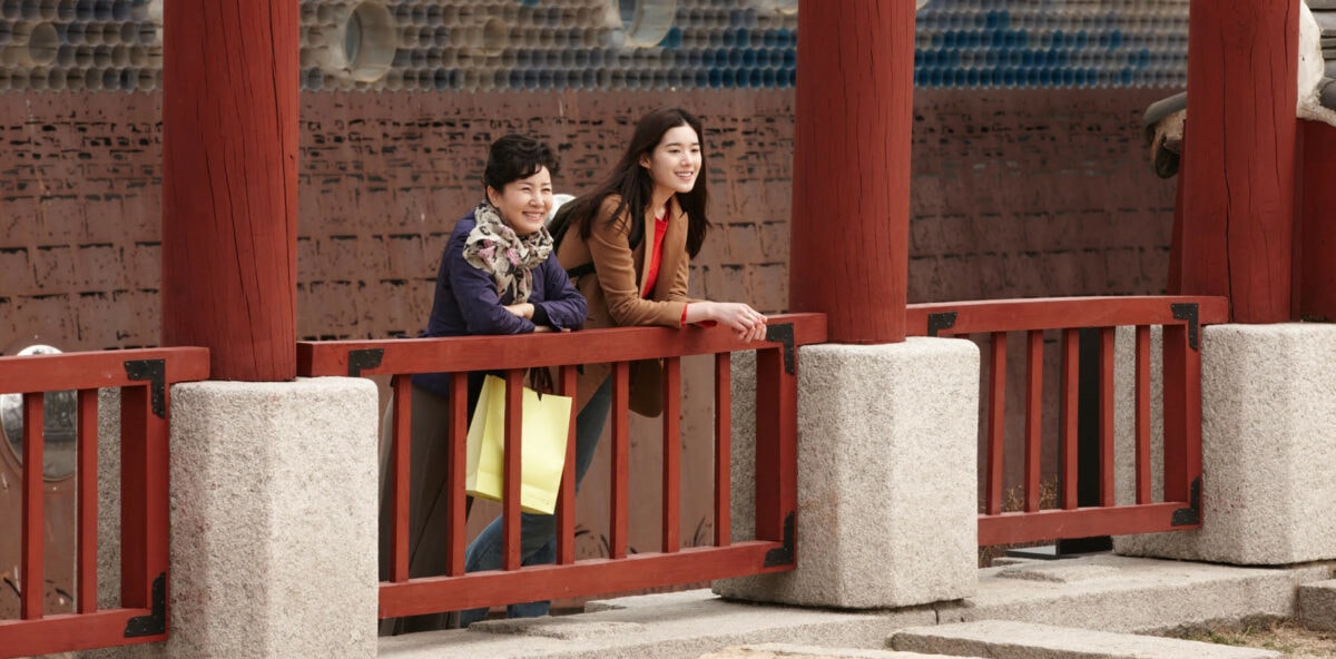 Haewon (Jeong Eun-Chae) parle avec une dame dans le temple dans Haewon et les hommes