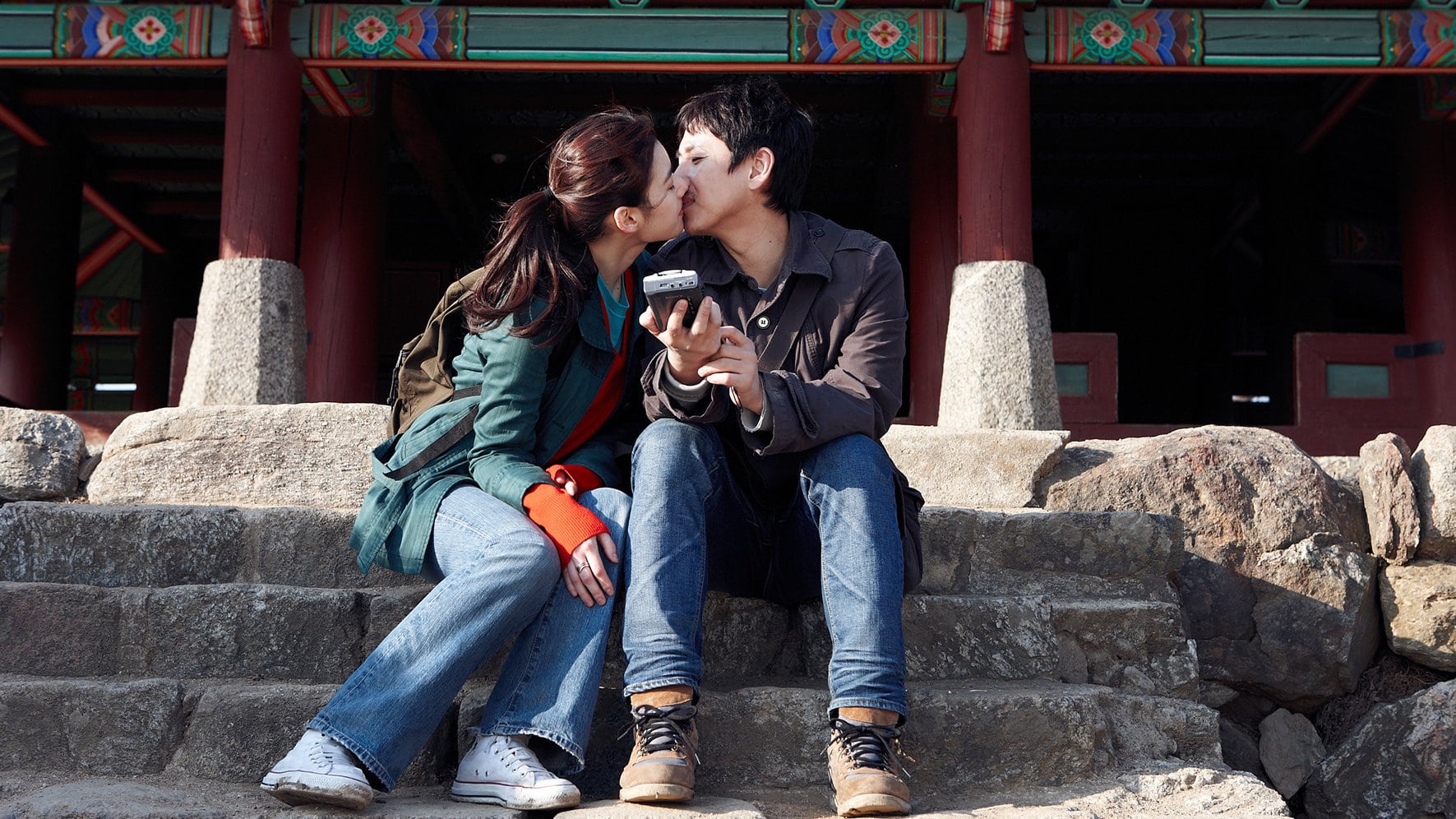 Haewon (Jeong Eun-Chae) embrasse un garçon devant un temple dans Haewon et les hommes