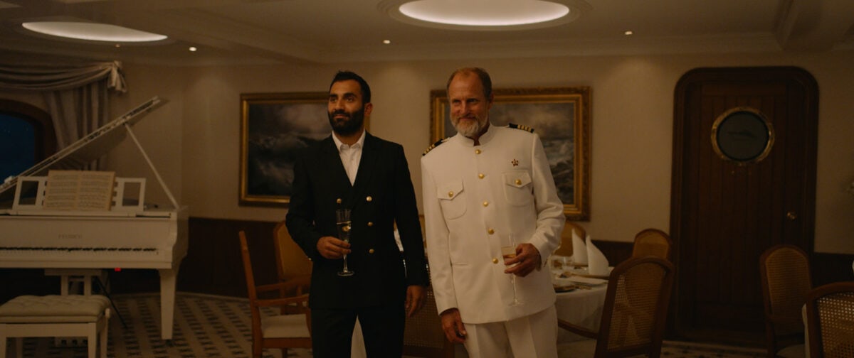 Le capitaine du bateau (Woody Harrelson) et son second durant le dîner du commandant dans Sans filtre