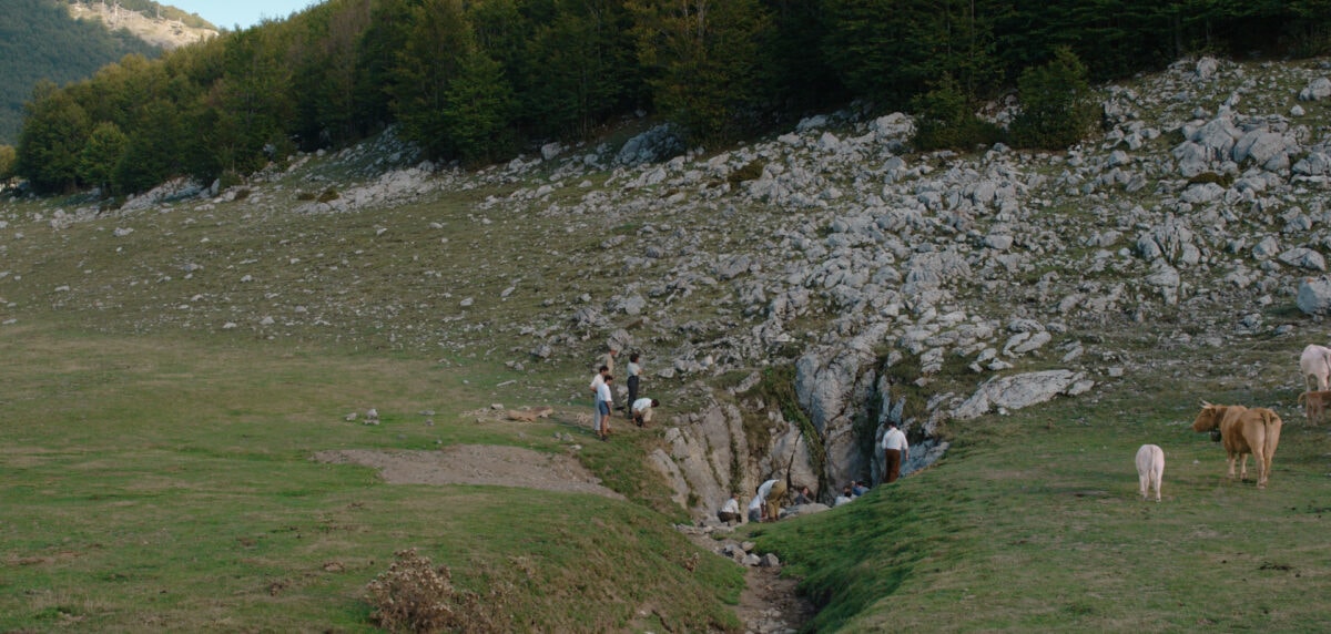 La grotte au milieu des prés dans la montagne dans Il Buco