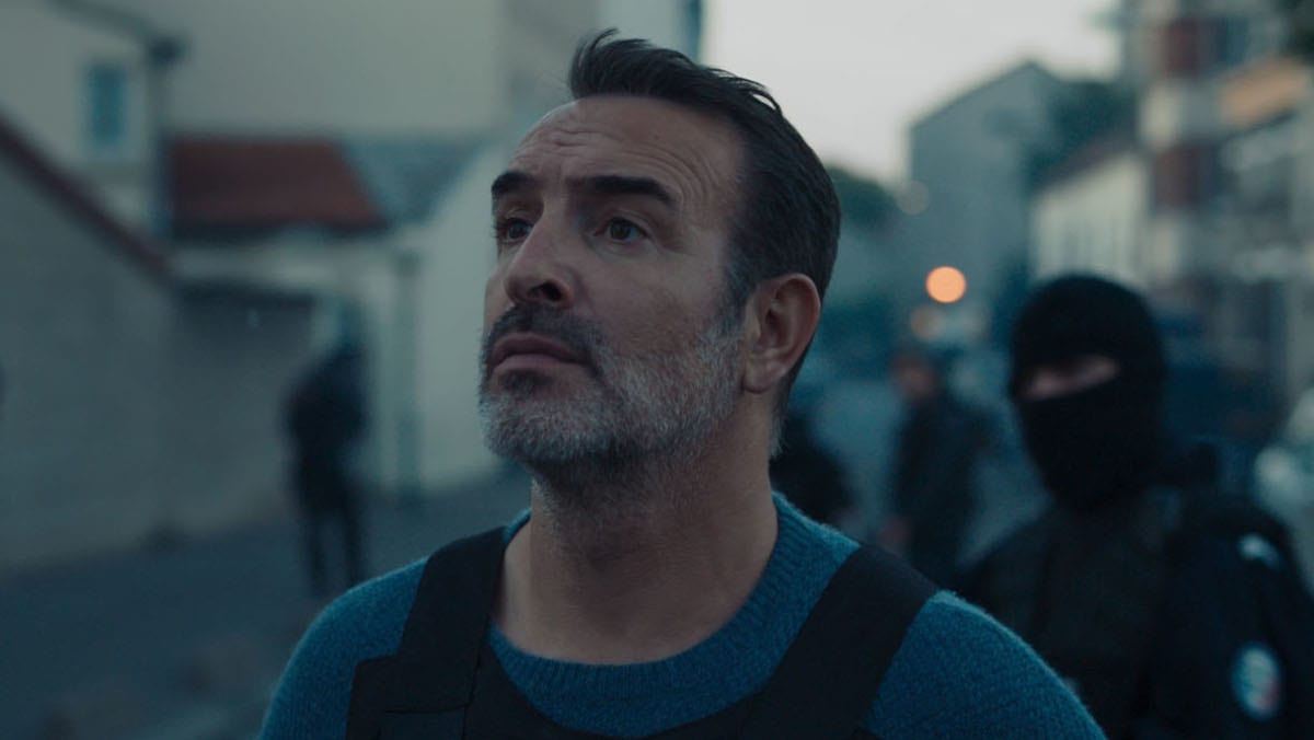 Jean Dujardin sur le terrain de l'attentat dans Novembre