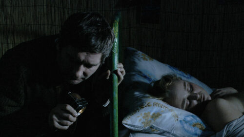Leon (Artur Steranko) dans la chambre d'Anna dans Quatre nuits avec Anna