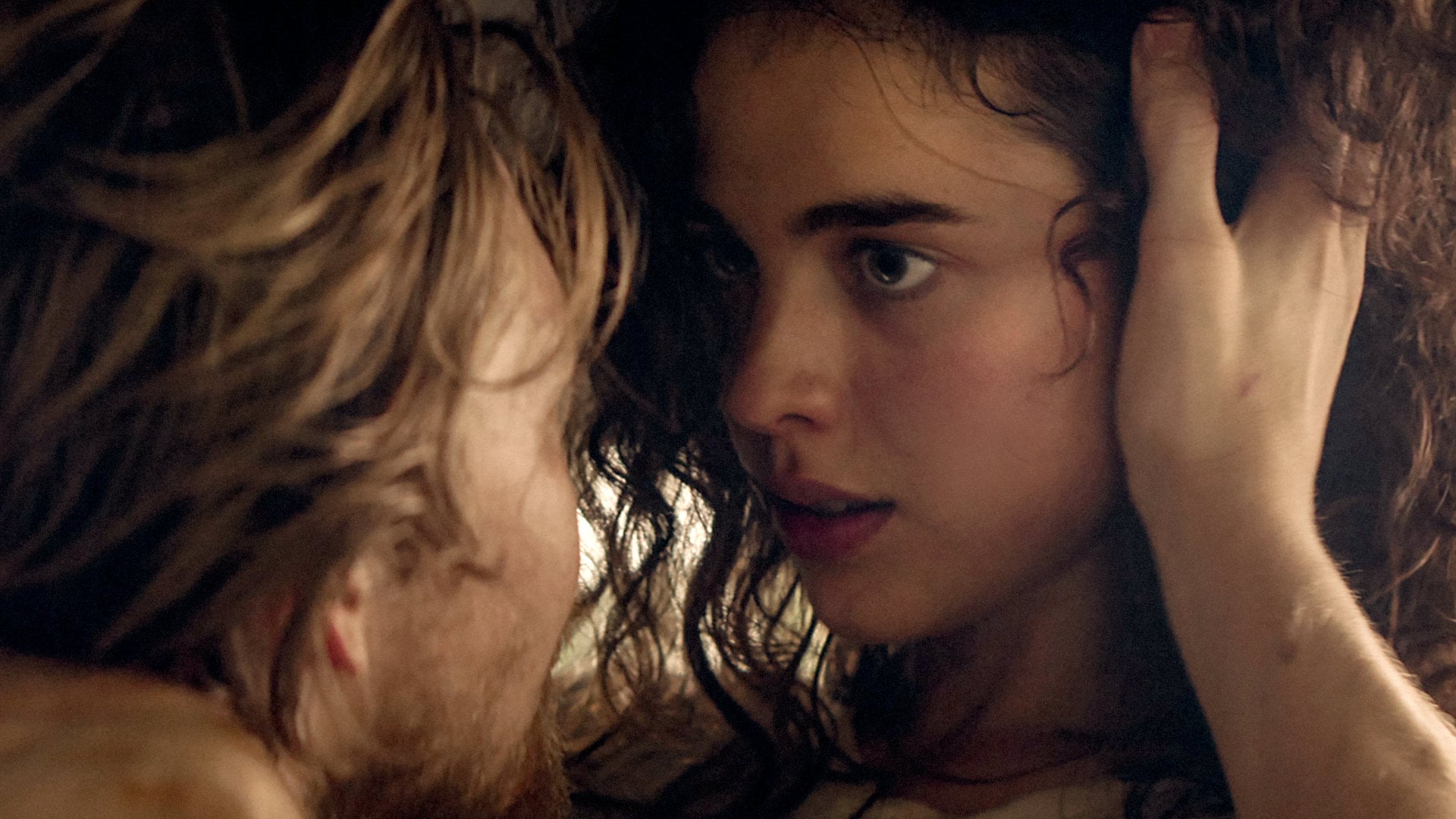 Joe Alwyn et Margaret Qualley s'enlacent dans Stars at Noon